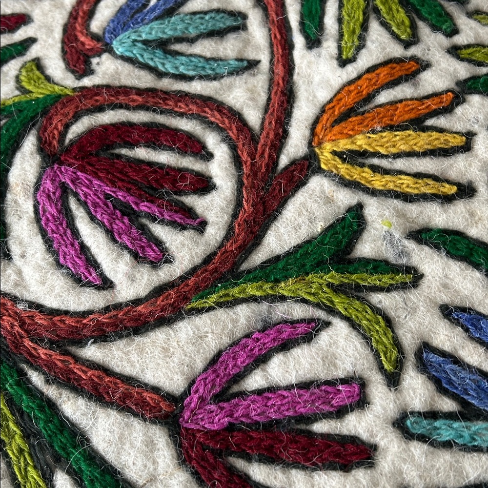 Embroidered wool Round Rug - Picture 6 of 6
